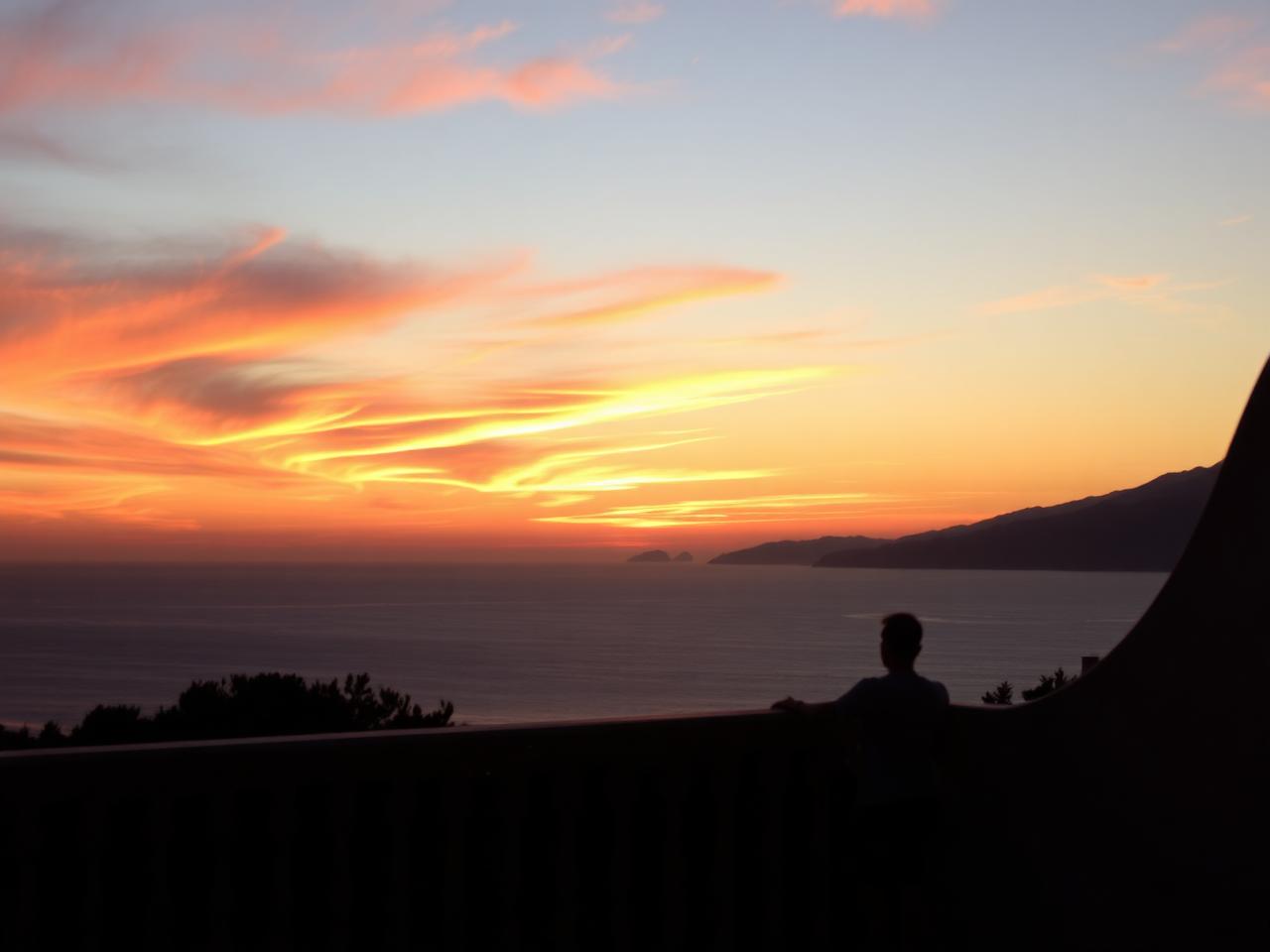 Sonnenuntergang über dem Mittelmeer von der Villenterrasse